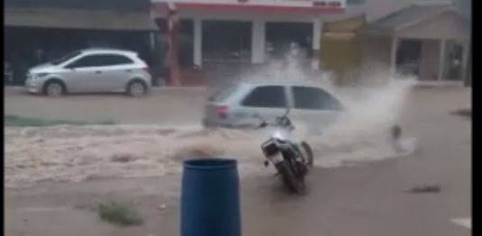 ASSISTA VÍDEOS: enxurrada transforma avenida em rio e transtorno se repete após temporal na cidade de Chupinguaia