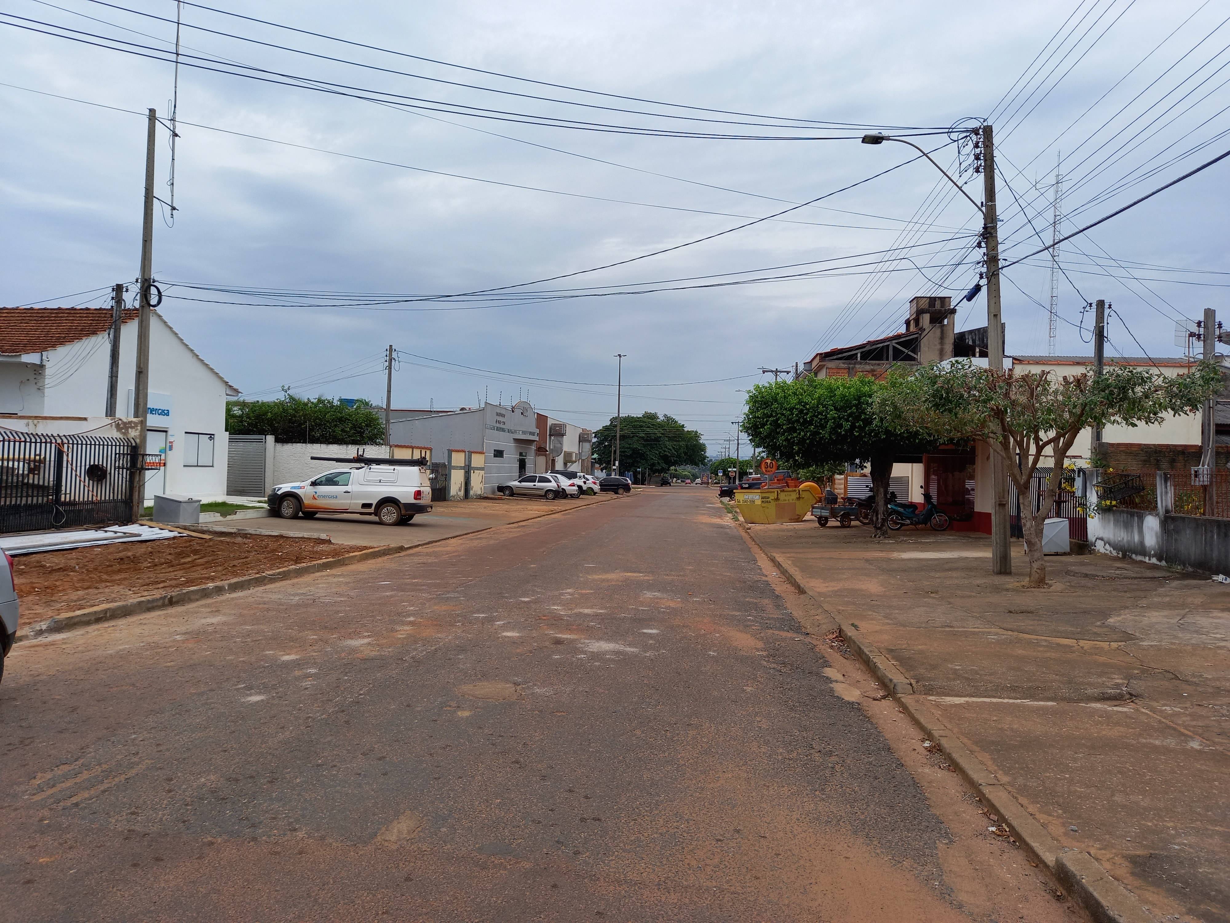 Urinando na rua e deixando garrafas quebradas, vândalos perturbam proprietário de imóveis na “rua da prefeita” em Cerejeiras
