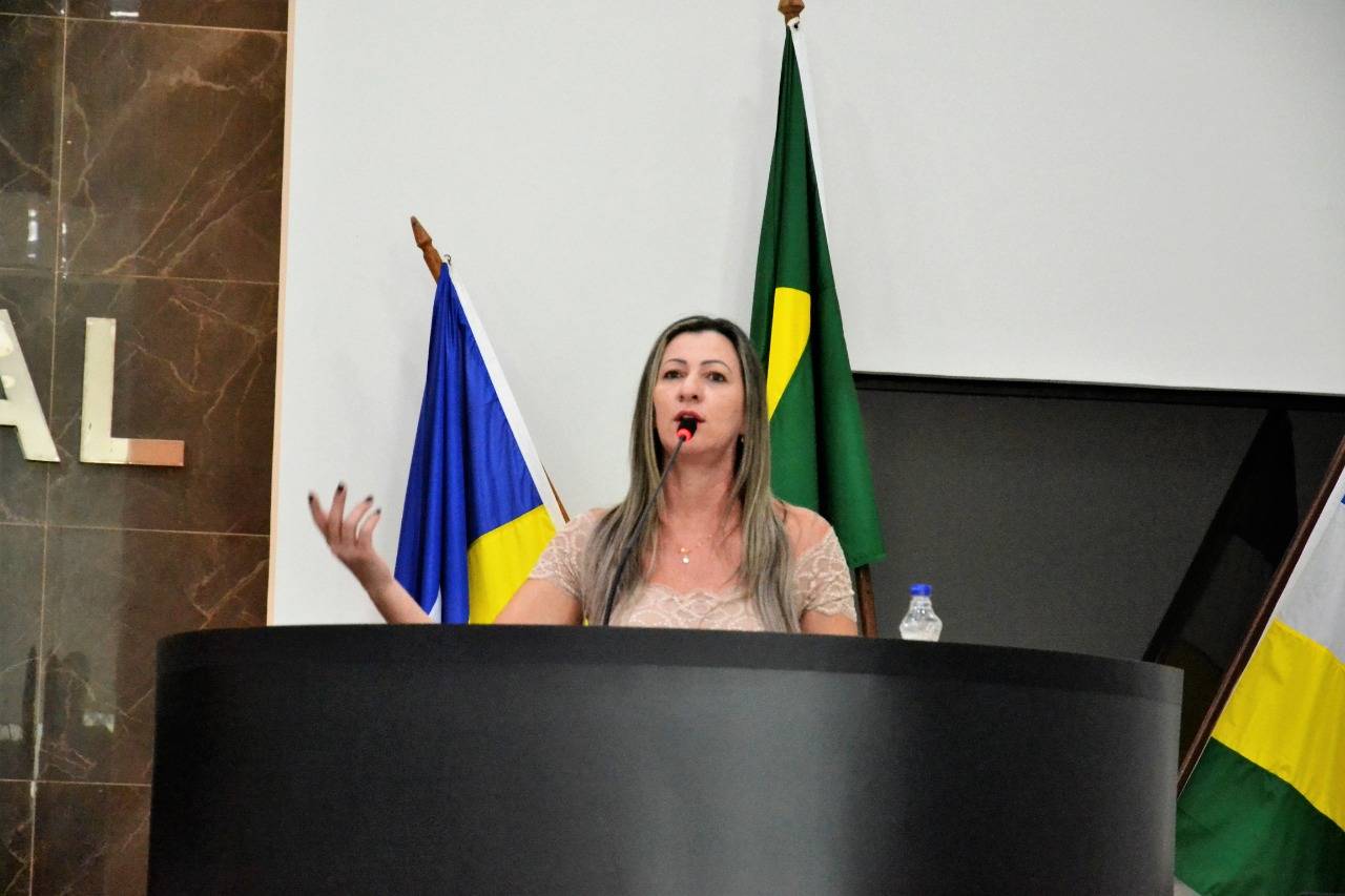 “O prefeito se sente tão superior que não é capaz de vir conversar com a gente”, dispara vereadora “da base” na tribuna