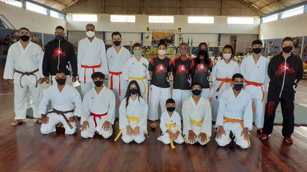 17 atletas vilhenenses representam o Cone Sul no Festival de Karatê em Espigão, equipe Champions conquista 28 medalhas
