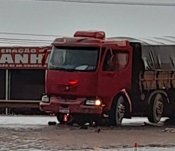 Rapaz de 22 anos cuja moto foi parar embaixo de caminhão em Vilhena é identificado e está intubado em estado grave