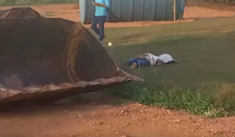 VEJA VÍDEO: identificada mulher esmagada por caçamba em Corumbiara enquanto dormia em cabine; marido estava descarregando areia