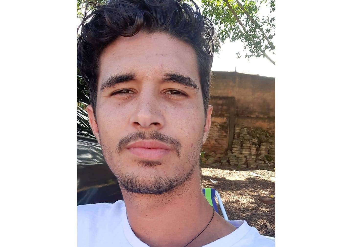 Jovem que teve sua moto atingida por caminhão morre na UTI; ele era de Colorado do Oeste e estava morando em Vilhena há 4 meses