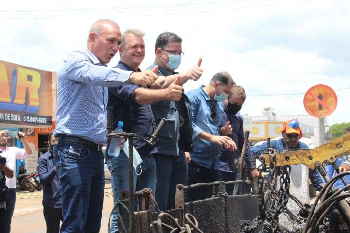 Junto com o governador, deputado Ezequiel Neiva acompanha o início das obras de 20 km de recapeamento de ruas em Cerejeiras