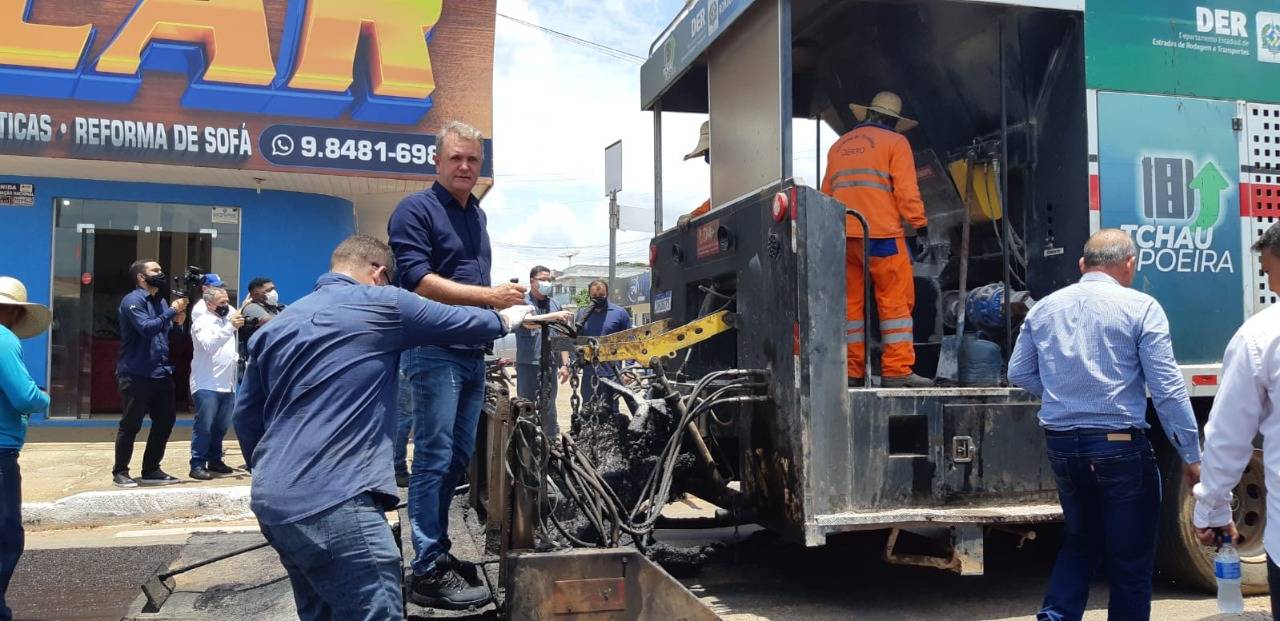 Em Cerejeiras, deputado Luizinho Goebel e governador Marcos Rocha lançam início do micro revestimento asfáltico