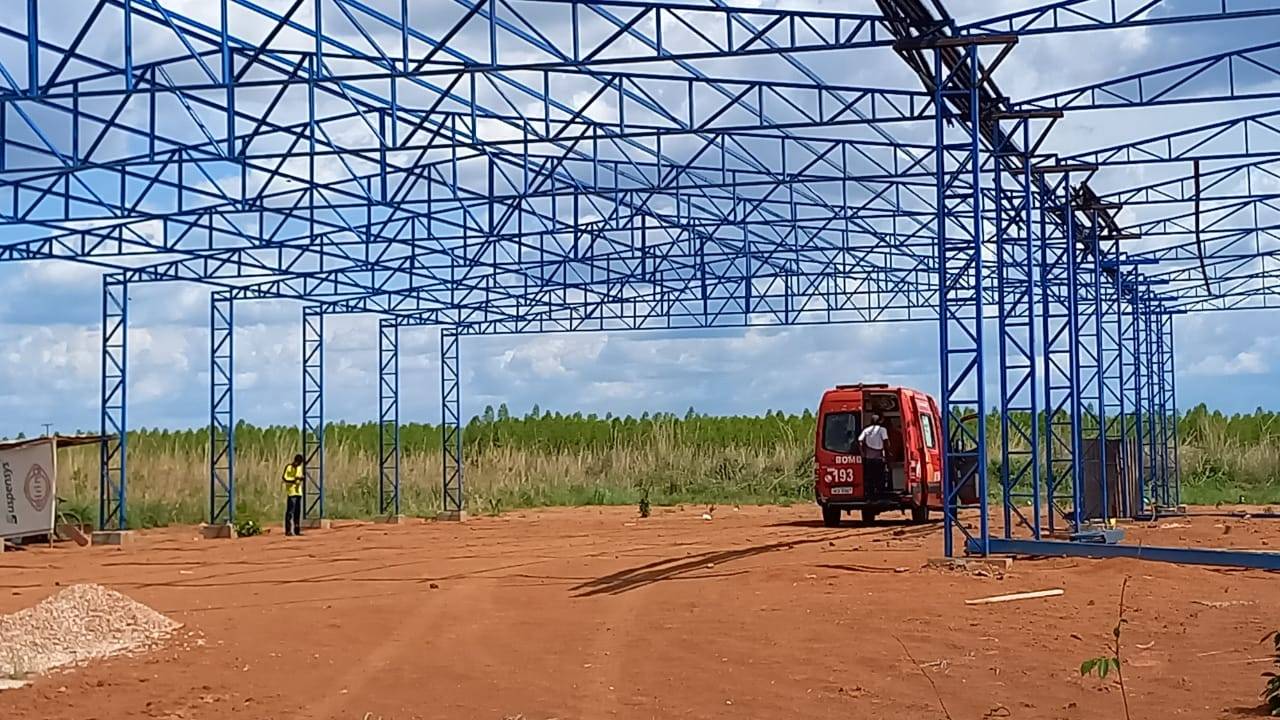 Fazendo solda em estrutura de metal de barracão, homem se desequilibra e cai de altura de 5 metros