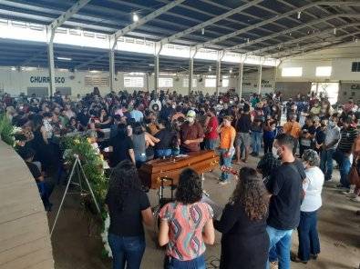 VÍDEO: sob forte emoção, 11 das 13 pessoas que morreram em acidente na BR 174 são veladas e sepultadas em Comodoro