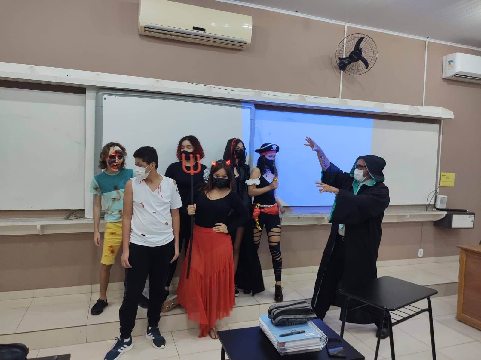 Empatia: ao verem adolescente triste por não participar de Halloween, colegas de aluno autista preparam festa-surpresa para ele