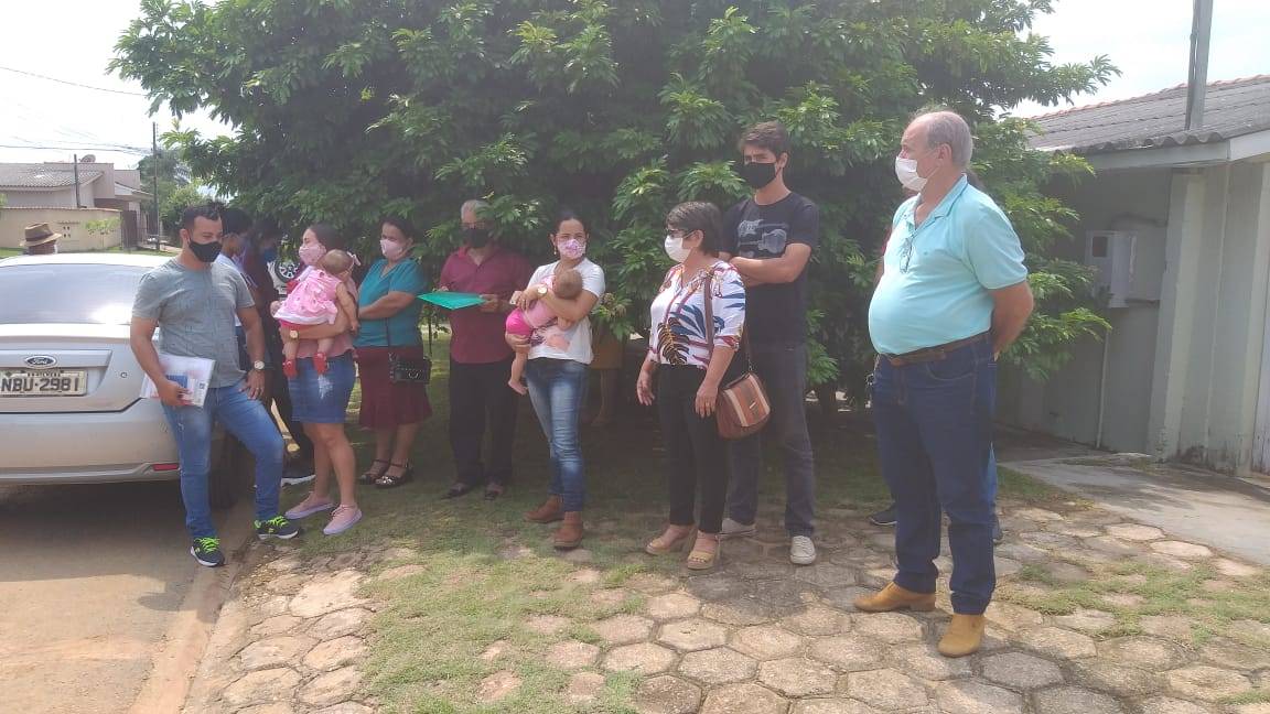 Pessoas que vieram de outras cidades para fazer ou retirar passaportes encontram delegacia da PF fechada em Vilhena