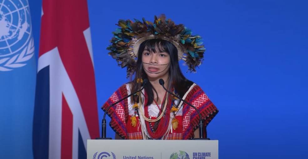Filha de cacique indígena de Rondônia discursa em inglês na Cúpula do Clima, na Escócia, e chama a atenção do mundo