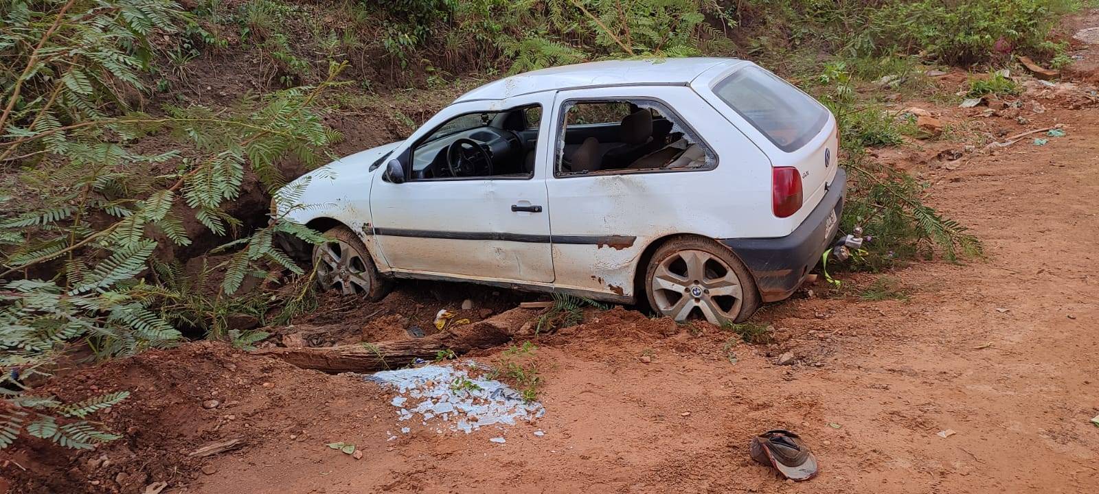 ASSISTA VÍDEO: policial à paisana persegue veículo com mais de 7 kg de maconha a bordo; suspeito é preso em flagrante após capotamento