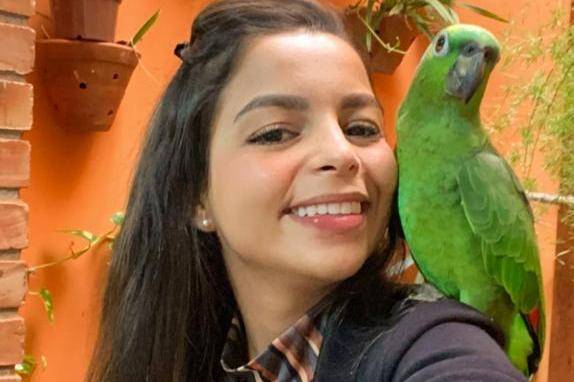 ASSISTA VÍDEO: após mobilizar redes sociais, dona de papagaio furtado em Vilhena reencontra a ave através de denúncia