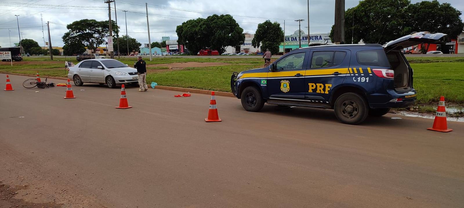 Homem de 63 anos tem bicicleta atingida por carro na região central de Vilhena, é socorrido em estado grave e morre na UPA