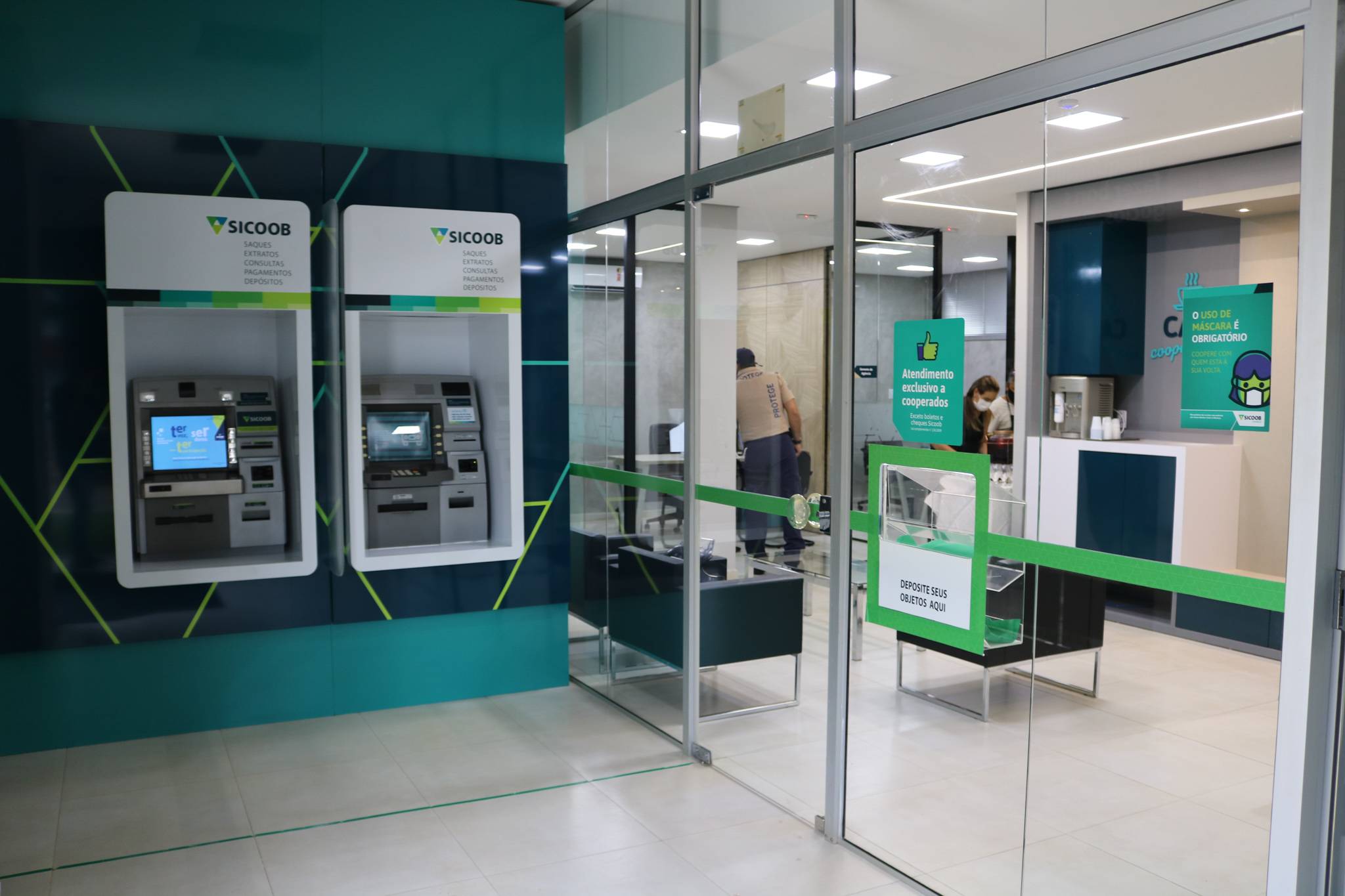 Agência Sicoob Credisul no Jardim América, em Vilhena (RO), é reaberta com novo layout e espaço para café