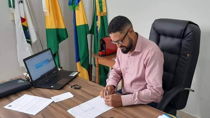 Vereador de Cerejeiras faz bravata com reportagem da FOLHA sem perceber que denúncia contra ele e colegas está na página do MP