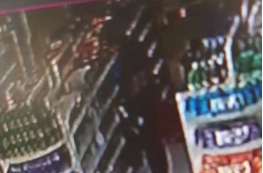 Ai, que vergonha: câmeras internas flagram mulher tentando furtar mercadorias em farmácia