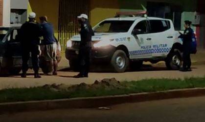 ASSISTA: vídeo mostra adolescente bêbado que dirigia carro e quase atropelou entregadores sendo detido pela polícia