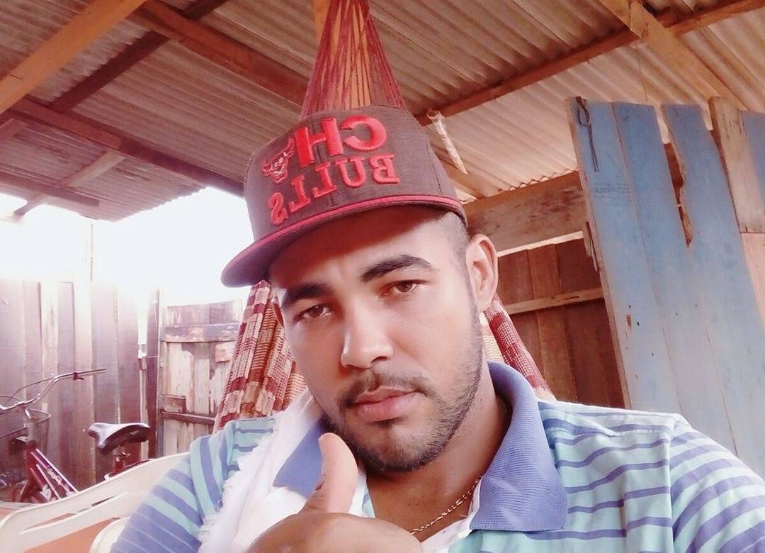 Polícia de Comodoro investiga morte de peão de fazenda que levou tiros e teria ficado com faca cravada no crânio; crime aconteceu próximo a Cabixi