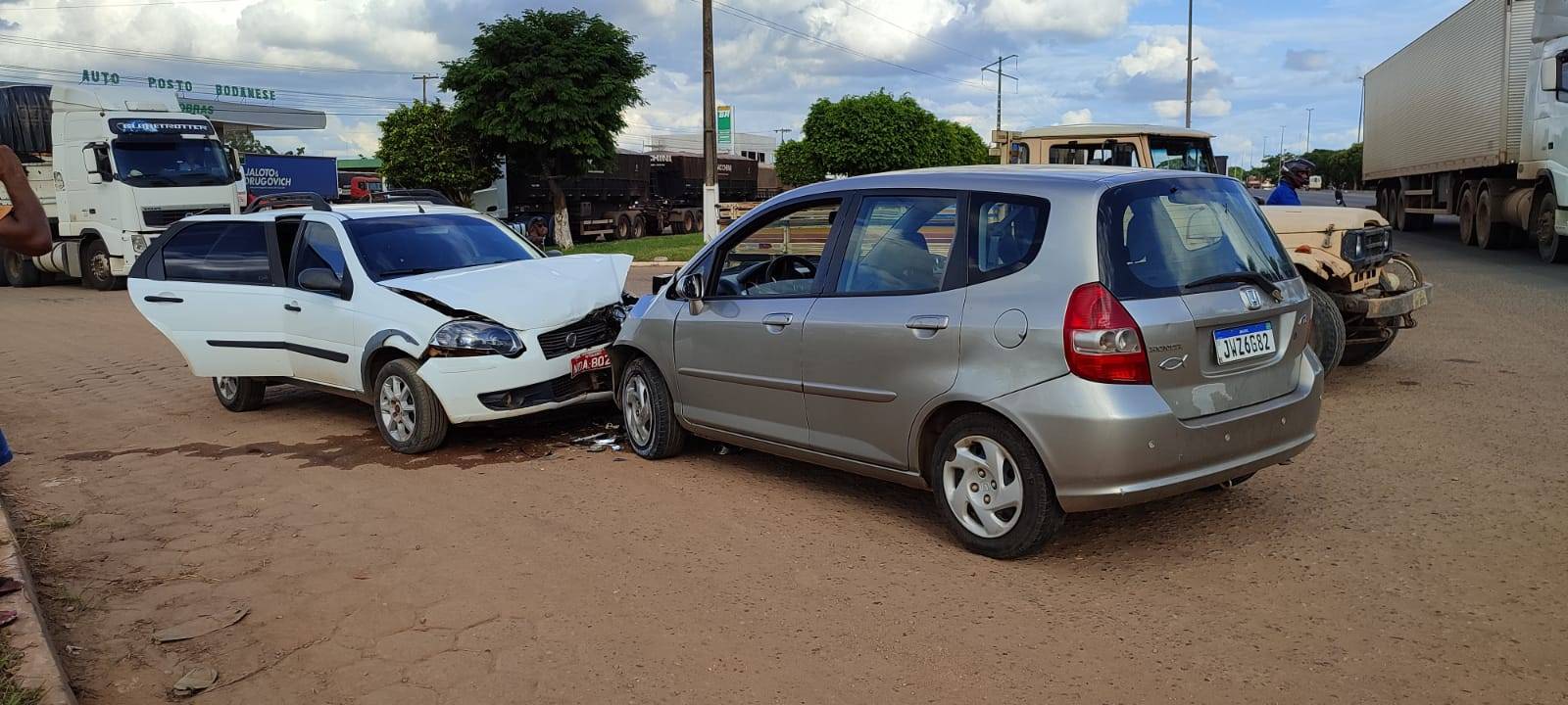 Em trecho complicado da BR 364, carro bate de frente em táxi que estava levando passageiros para Cerejeiras