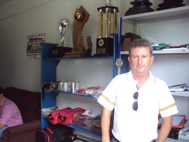 Dirigente do Vec mostra dedo para torcida e irrita coloradenses