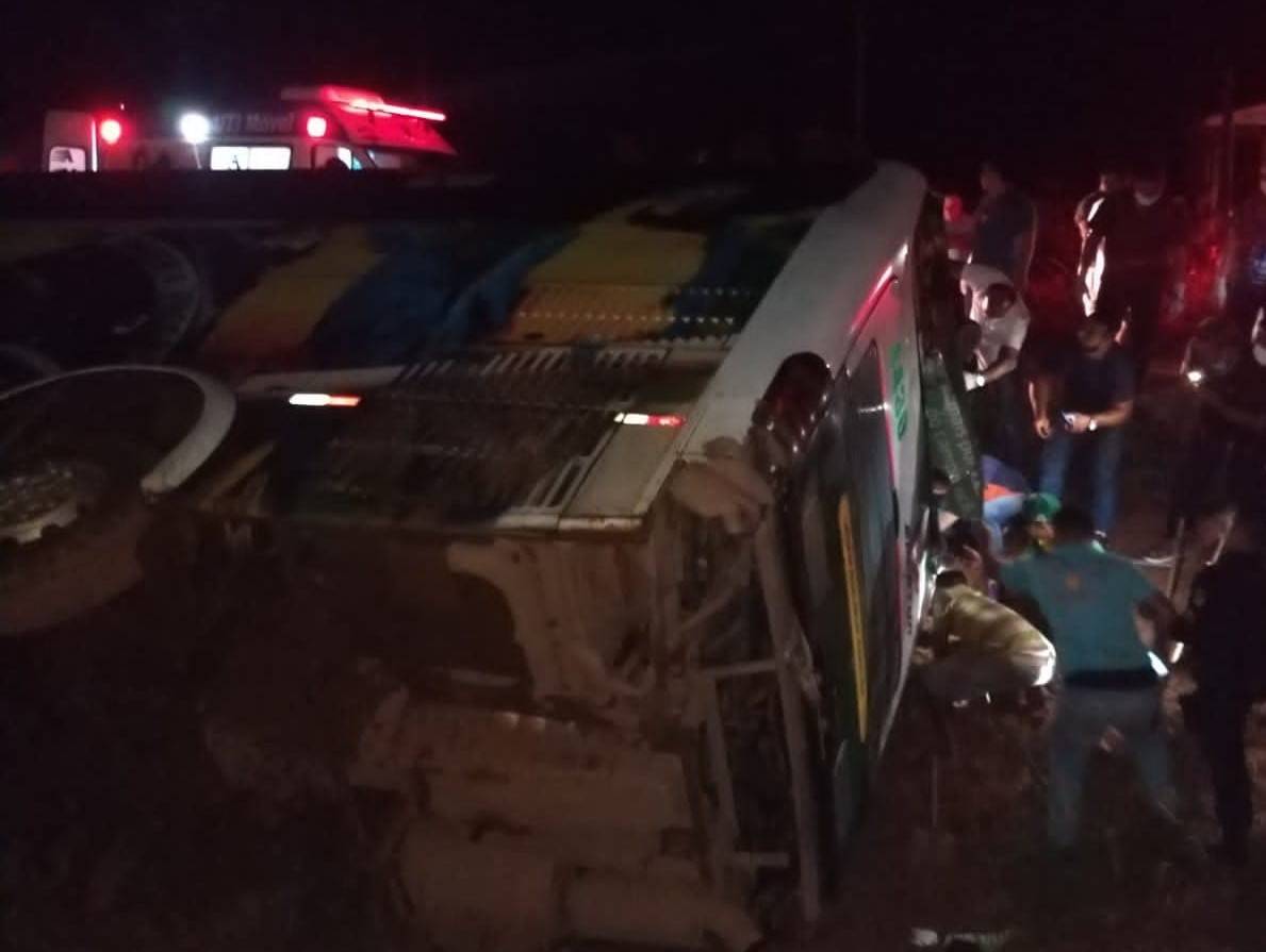 ASSISTA VÍDEO – ônibus que vinha de Porto Velho para Cerejeiras capota na BR 364; há vários feridos