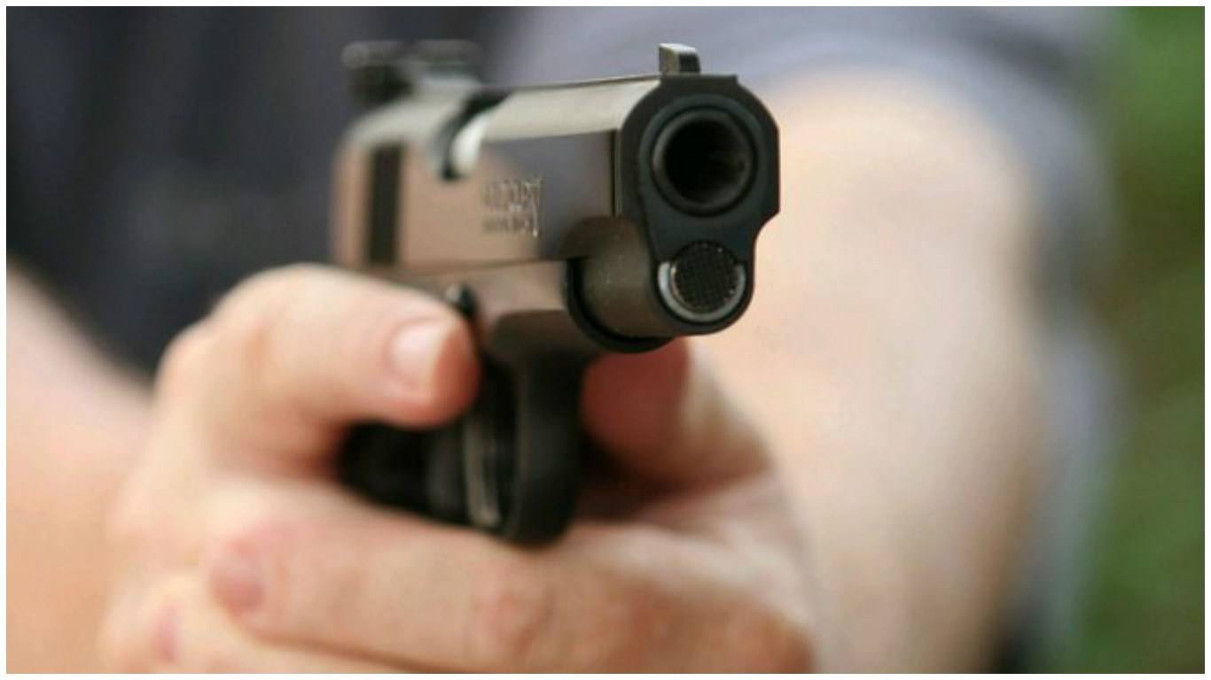 No dia em que havia recebido seu salário, mulher é rendida por ladrão armado na porta de casa e perde R$ 3 mil