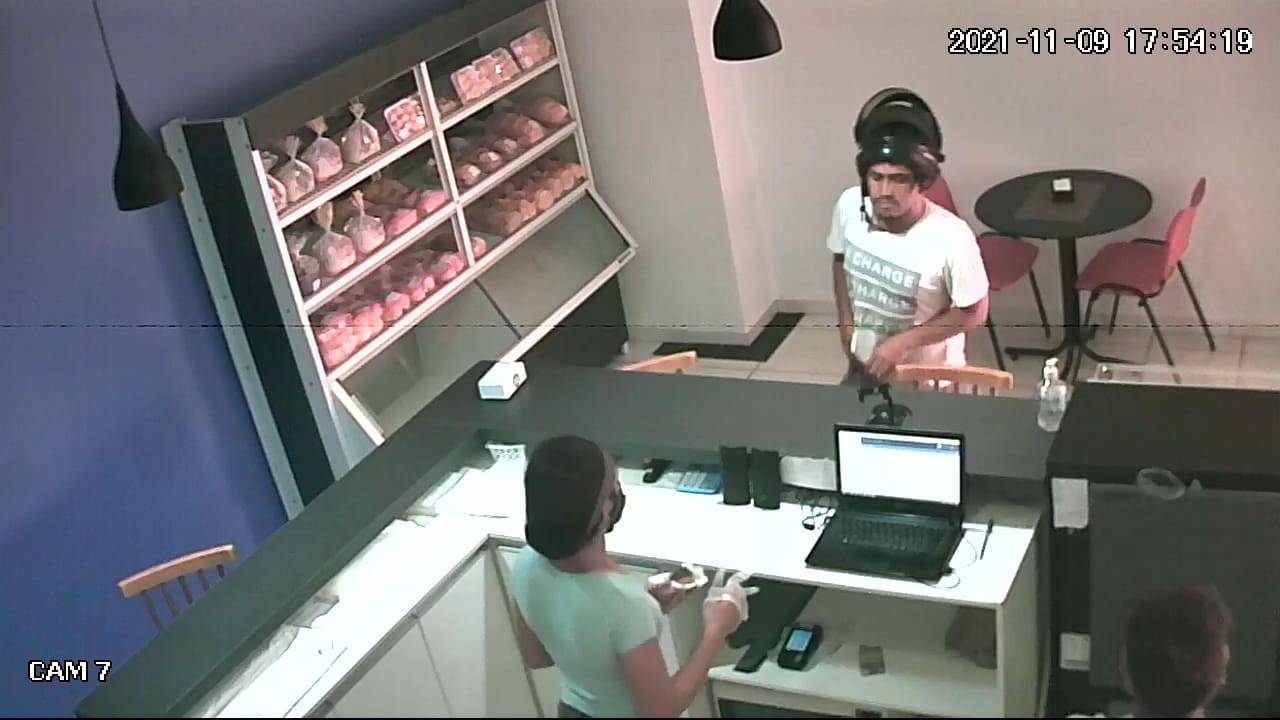 ASSISTA VÍDEO: sem máscara e com capacete levantado, “ladrão tranqüilão” assalta padaria em Vilhena