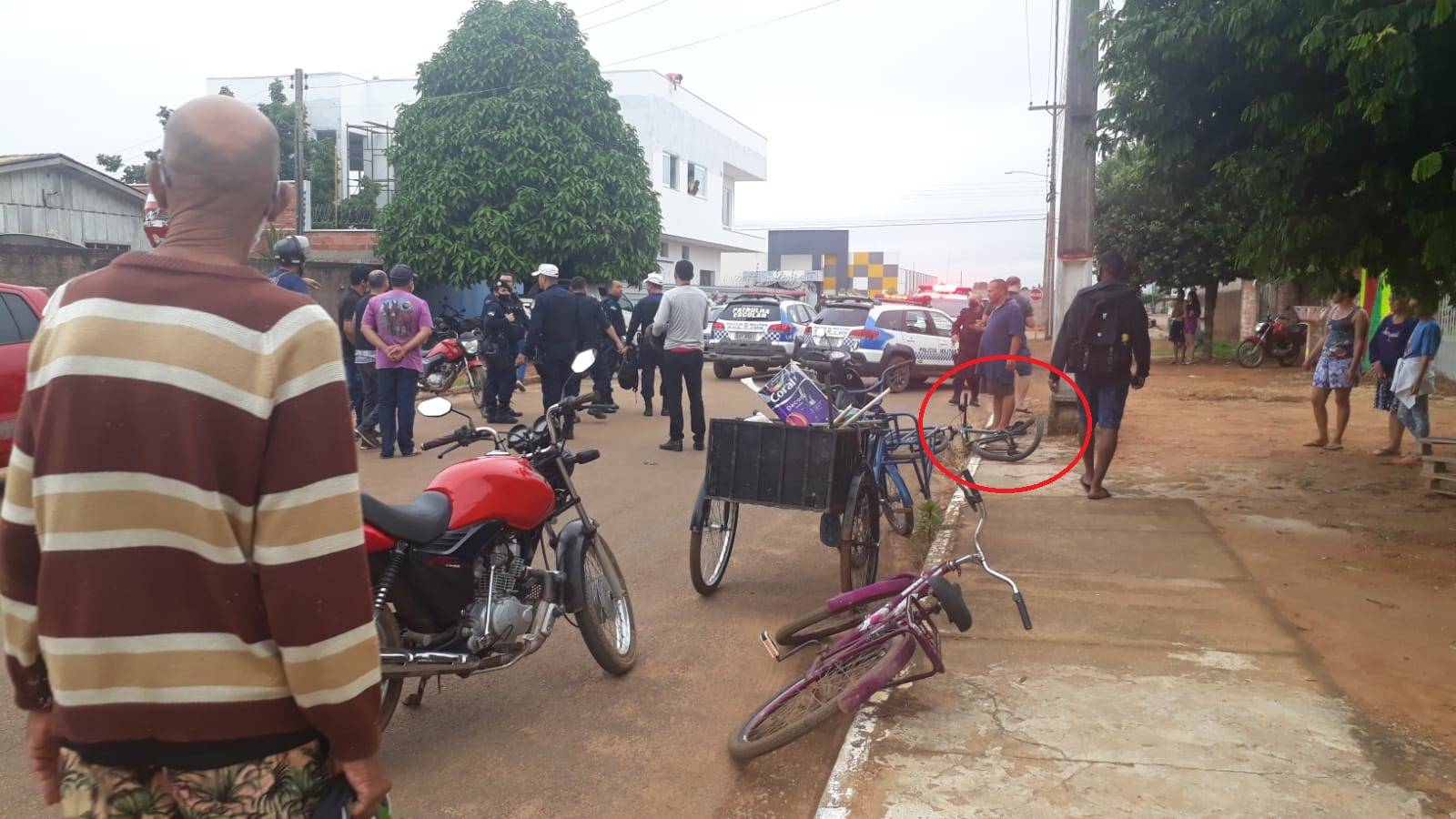 Ladrão de tornozeleira dá tiro e assalta farmácia, mas acaba preso por populares depois de ser atropelado por testemunha