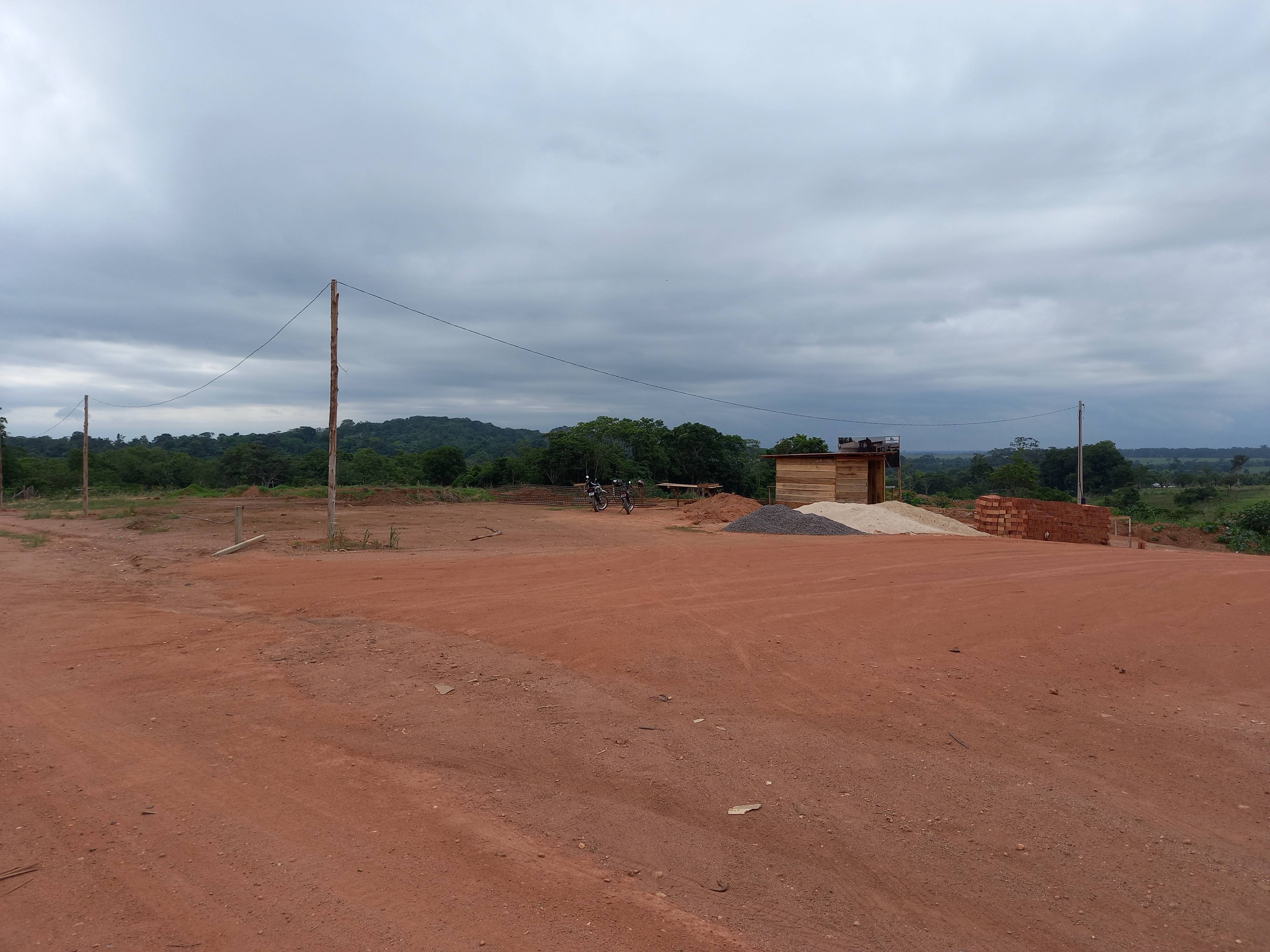 Em Cerejeiras, engenheiro da Energisa confunde bairro com loteamento e cancela obra de extensão elétrica; moradores recorrem a “gambiarra”