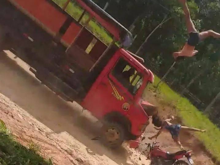 VÍDEO: filmagem mostra exato momento em que duas adolescentes de moto batem em caminhão e morrem em Estado vizinho