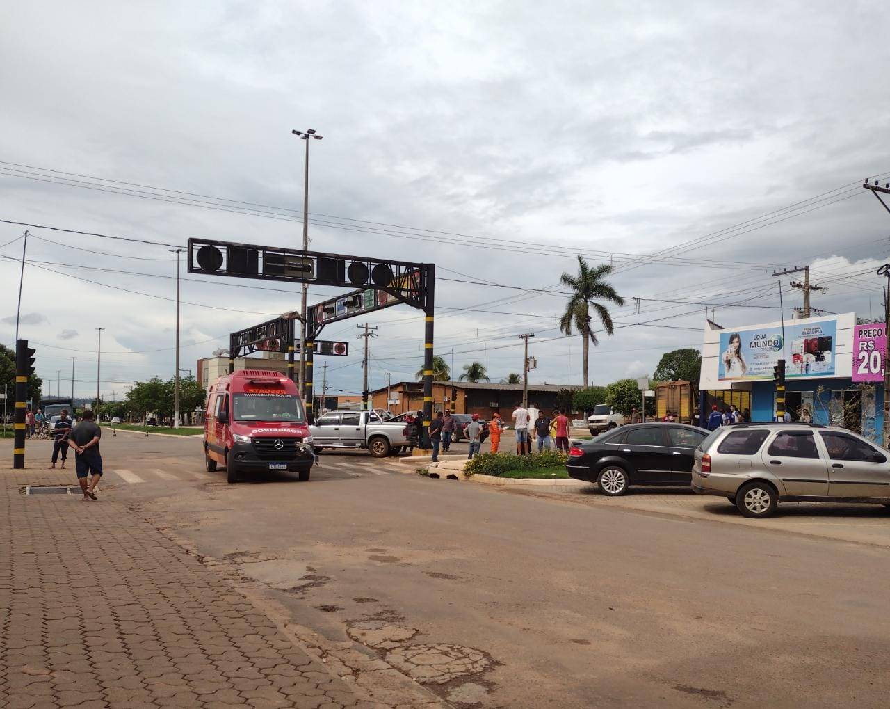 No único semáforo de Cerejeiras, com defeito, picape com crianças a bordo é atingida por caminhão