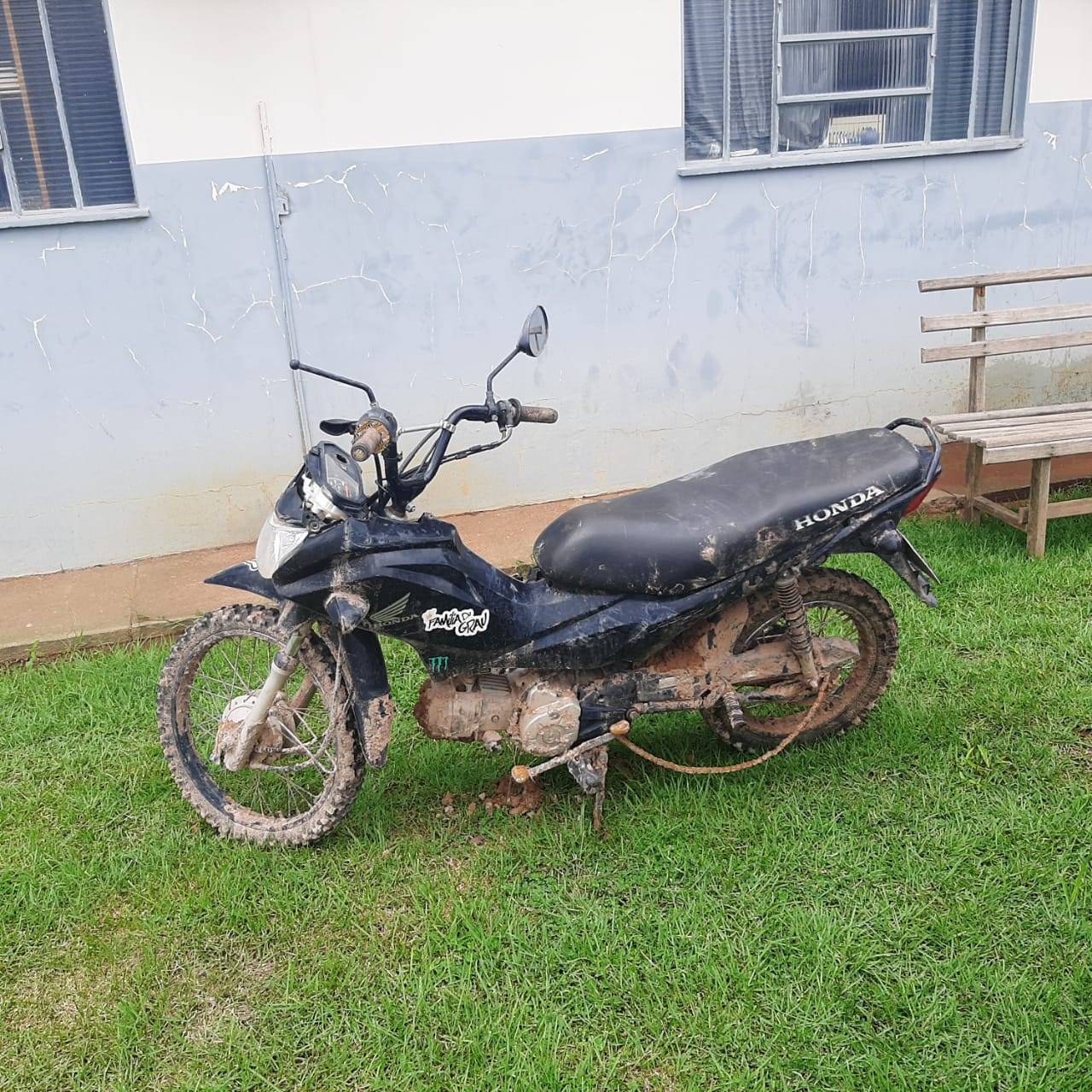Cerejeiras: moto e espingarda usadas por acusado de matar colega em fazenda são apreendidas, mas ele está foragido