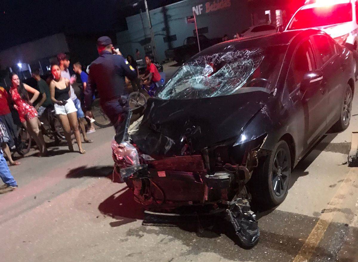 Cabeleireiro de 20 anos tem moto atingida por carro na principal avenida de Cerejeiras e é socorrido por Bombeiros