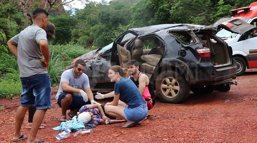 ASSISTA VÍDEO: indo fazer curso em SP, médicos de Rondônia socorrem acidentados em rodovia de MT; idosa morreu