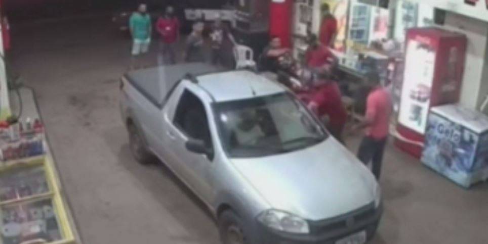 VÍDEO: envolvidos em rixa antiga, dois homens se envolvem em nova briga em Colorado do Oeste e um leva canivetada
