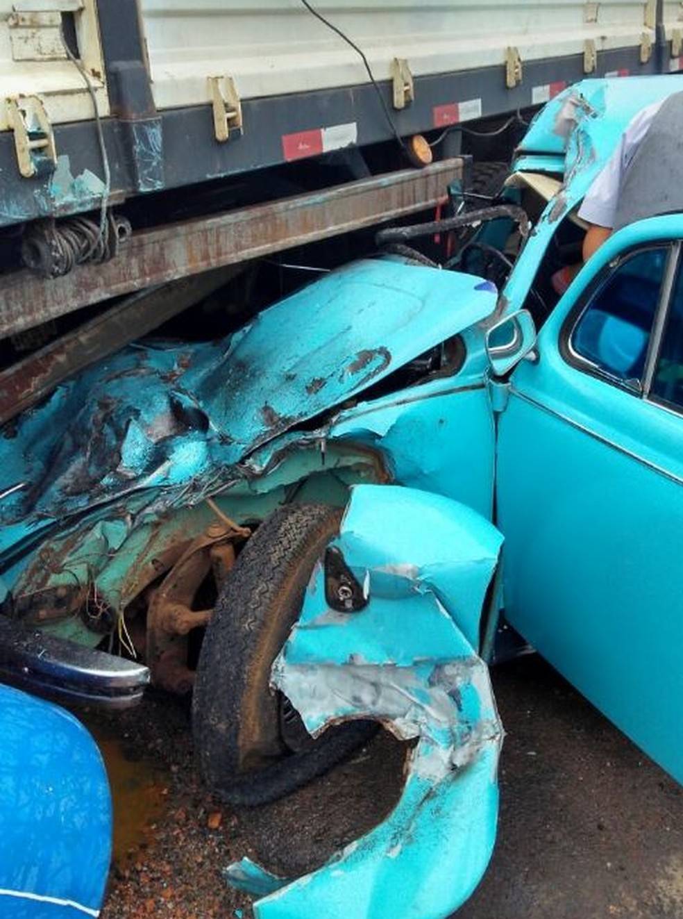 URGENTE: acidente durante a madrugada na BR 364 a 40 km de Vilhena deixa homem morto preso a ferragens