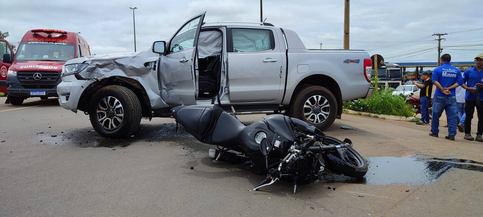 URGENTE: caminhonete se envolve em acidente ao tentar atravessar rodovia em Vilhena; motociclista morre na hora após batida