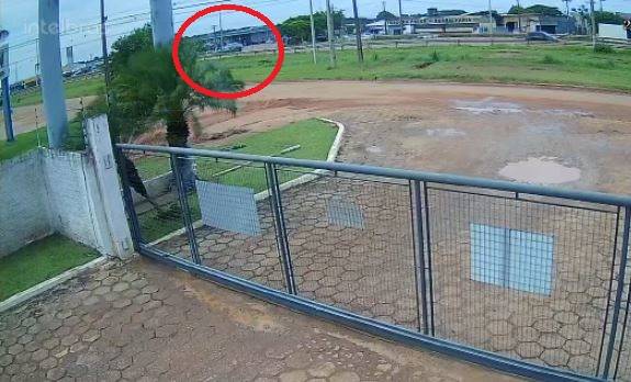 VÍDEO: câmera de empresa mostra batida entre motocicleta e picape que matou caminhoneiro em Vilhena; vítima estava de férias