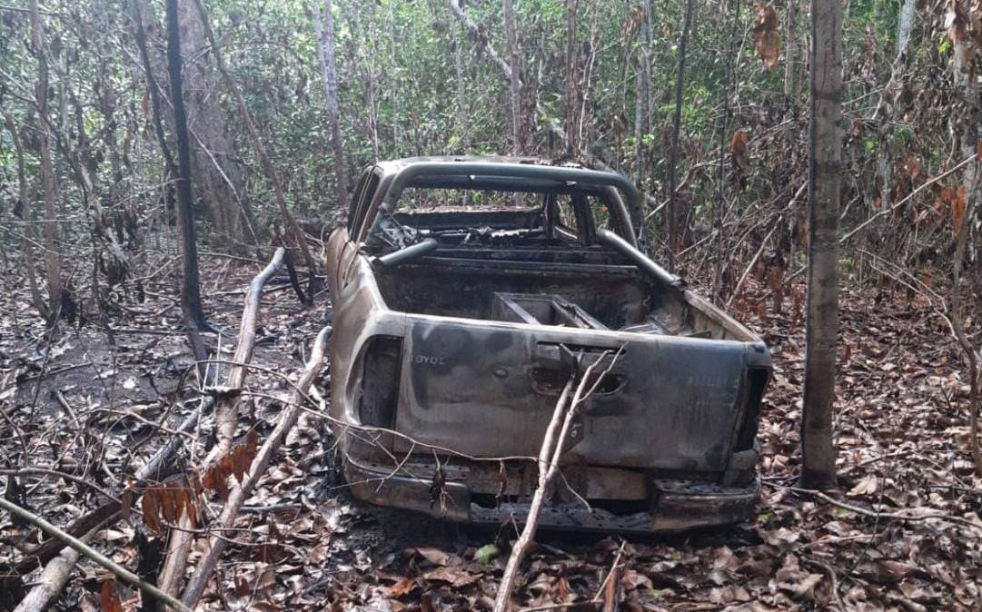 EM PRIMEIRA MÃO: Polícia Militar encontra queimada a picape de fazendeiro assassinado com esposa e empregados em Vilhena