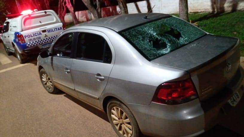 VÍDEO: enfurecida ao ver ex-marido com outra, mulher quebra vidro de carro da rival e acaba presa