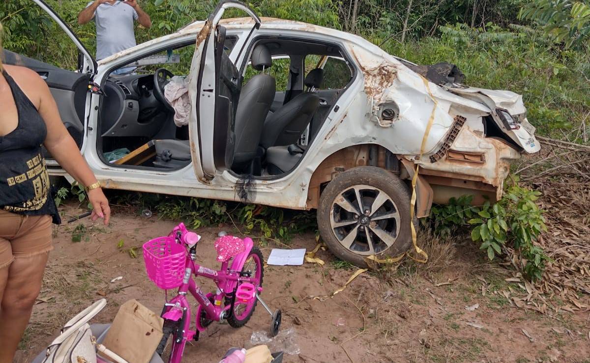 ASSSISTA VÍDEO: com duas crianças e babá a bordo, médica de Chupinguaia capota carro em rodovia estadual de Rondônia