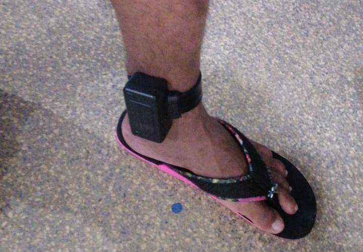 Cumprindo pena por roubos e furtos, homem é preso tentando esconder tornozeleira eletrônica na calça