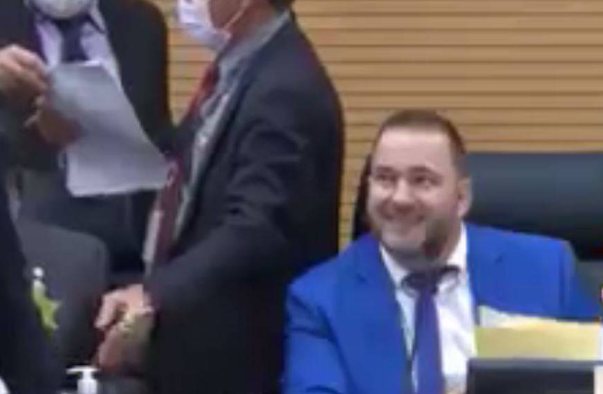 ASSISTA VÍDEO: deputados caem na gargalhada ao votar projeto de deputado que já morou em Vilhena e quer proibir piercing em animais