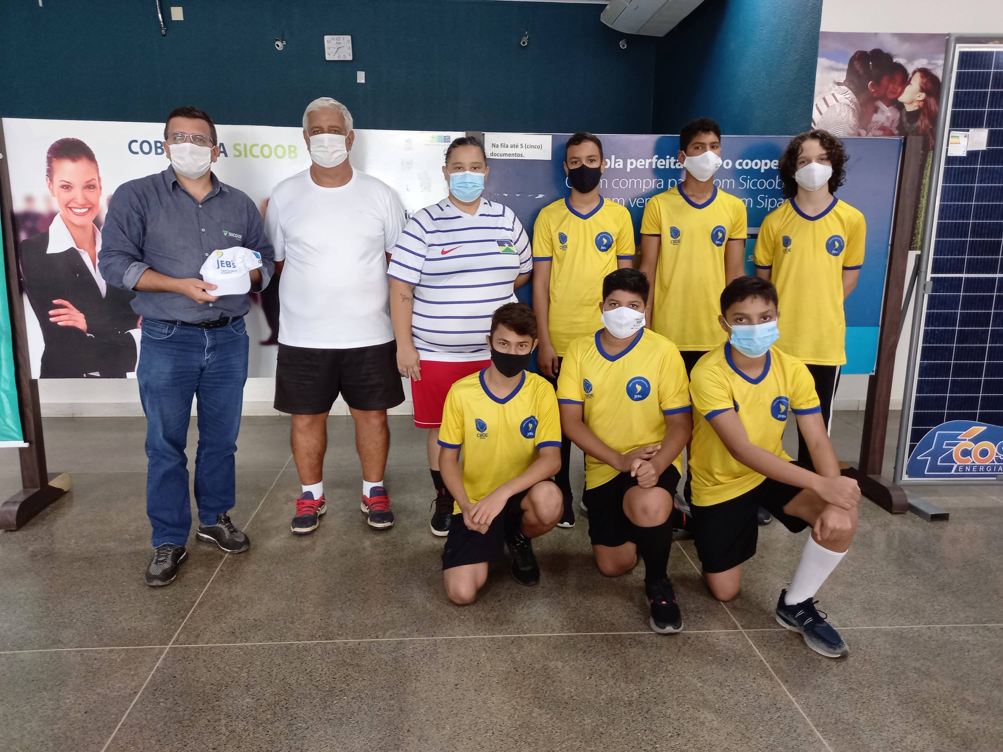 Após participar de Jogos Escolares no Rio, time de handebol de Cerejeiras visita agência Sicoob Credisul e agradece apoio