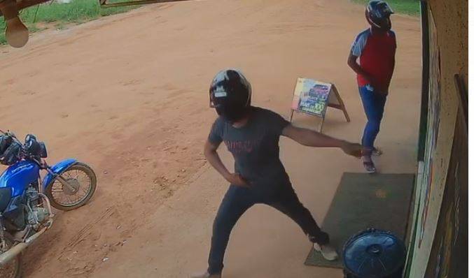 VÍDEO: imagens mostram assaltantes roubando mercadinho; nervoso, um dos ladrões “recusa” dinheiro entregue por comerciante