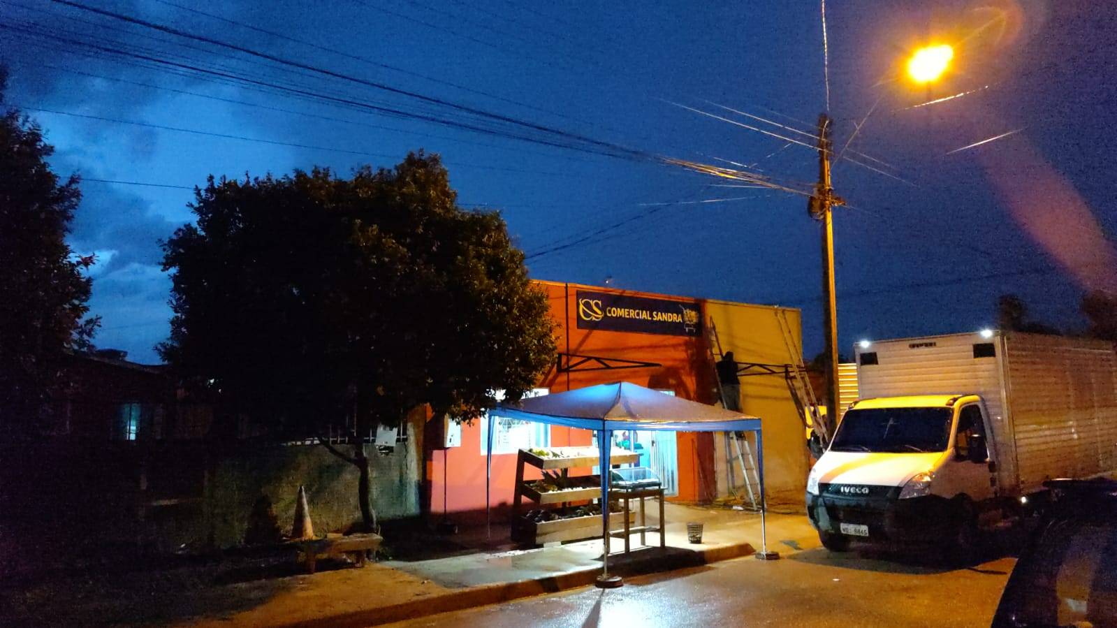 VÍDEO: novas vítimas reconhecem ladrões filmados assaltando mercado; dupla trocou de roupa para praticar o segundo roubo em poucos minutos
