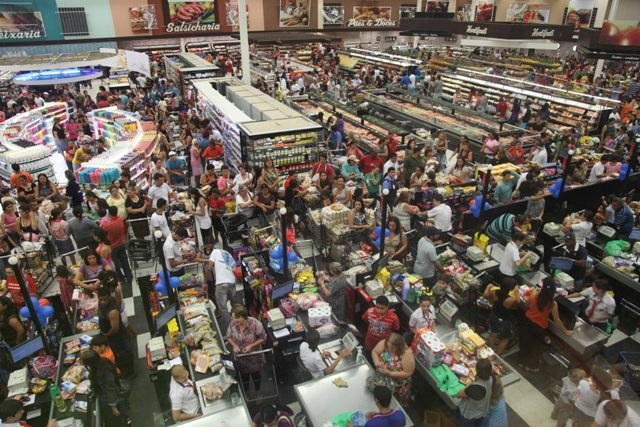 Descontos em lojas lotaram shopping de Vilhena neste domingo