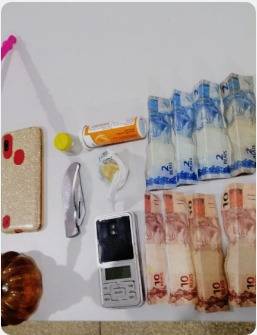“Boqueiro” acaba preso após Polícia Militar encontrar dependentes fumando crack como se fosse narguile em sua casa na periferia de Vilhena