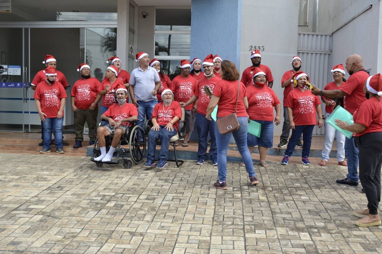 ASSISTA VÍDEO: parceira da entidade, FOLHA é escolhida para receber primeira apresentação do coral “Vozes da Apae”