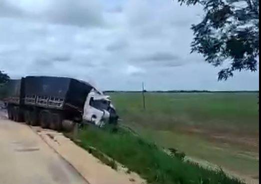 VÍDEO: carretas se envolvem em acidente em rodovia federal entre Vilhena e Comodoro; caminhoneiro teria ficado preso a ferragens